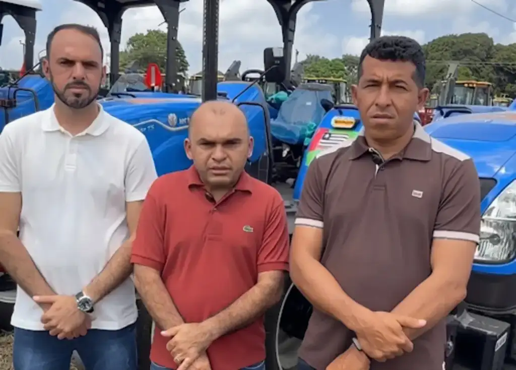 Trator para agricultura familiar de são francisco do maranhão: Representantes recebem trator agricultura familiar Maranhão
