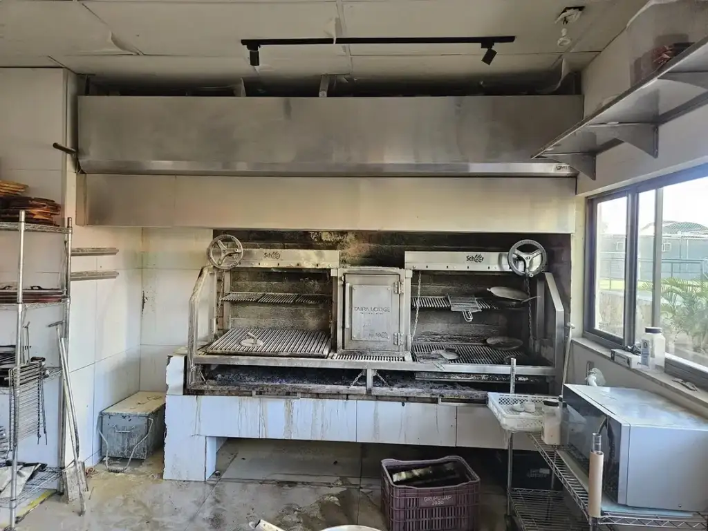 Incêndio em restaurante na zona leste de teresina: Churrasqueira de restaurante após incêndio em Teresina