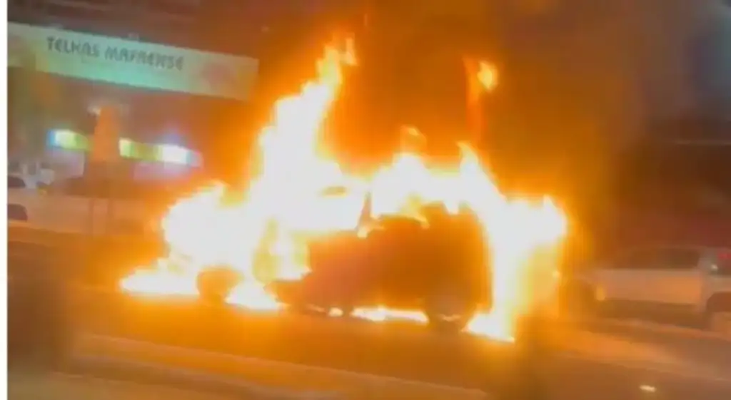 Carro pega fogo na avenida joão xxiii: Carro em chamas na Avenida João XXIII Teresina