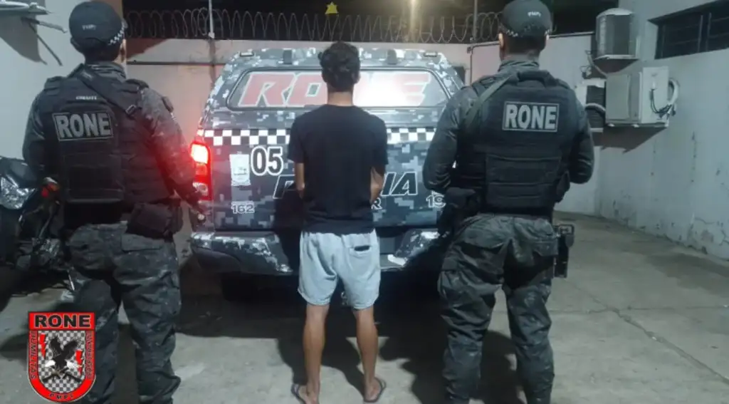 Motociclista bate em árvore após fuga policial em teresina: Motociclista detido pela polícia após fuga em Teresina