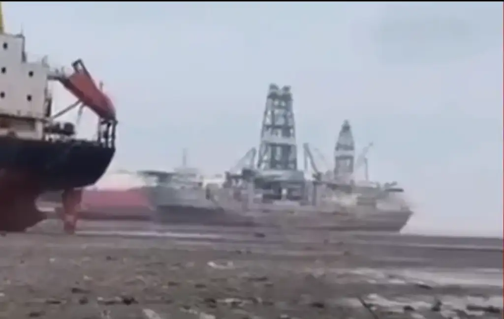 Navios encalhados após recuo do mar em Mar del Plata