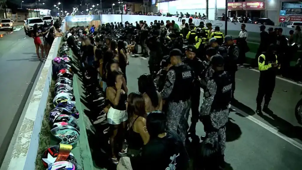 Operação rolezinho apreende motos em são luís: Policiais e capacetes apreendidos na Operação Rolezinho São Luís