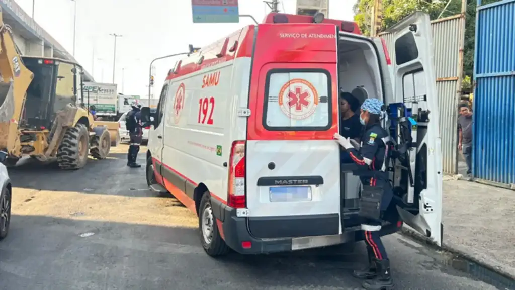 Carreta atinge moto teresina: SAMU socorre mulher após acidente grave em Teresina