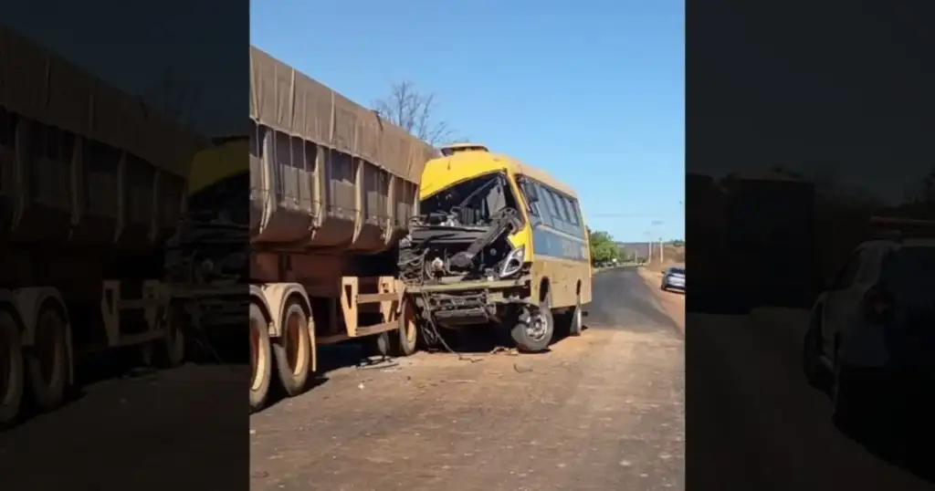 Ônibus escolar bate em carreta na pi-144: Ônibus escolar colide com carreta na PI-144
