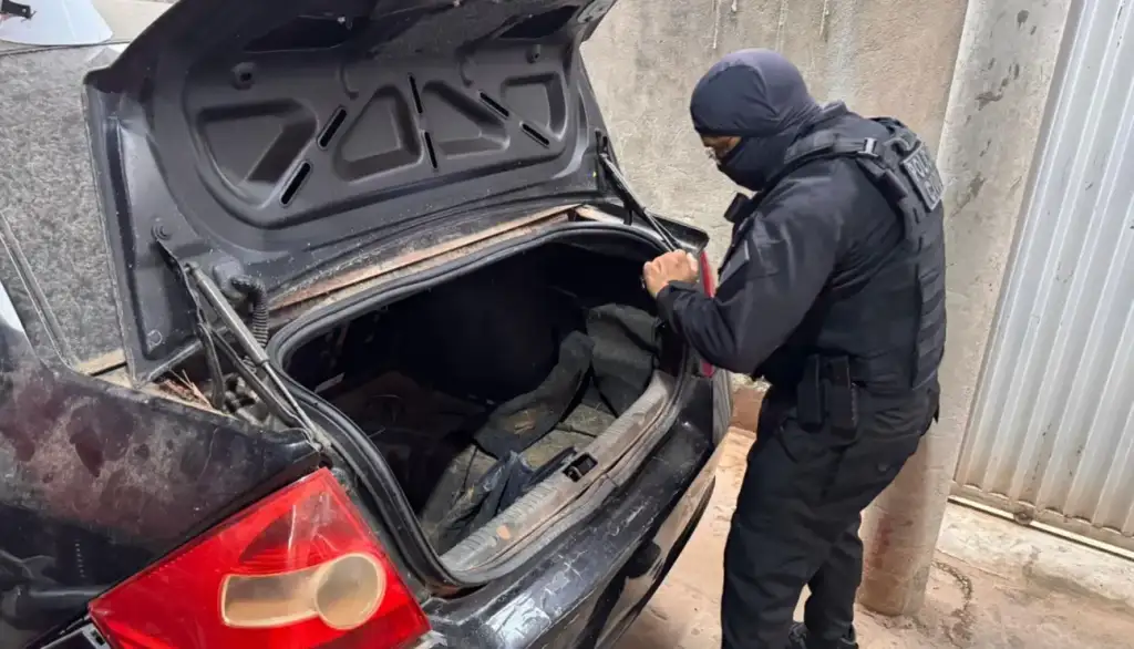 Operação cerco fechado teresina: Polícia Civil inspeciona veículo em Operação Cerco Fechado