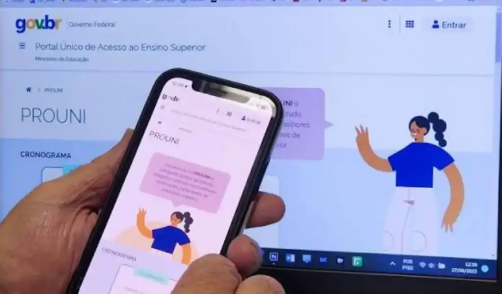Prouni segunda chamada prazo: Estudante verifica prazo do Prouni em dispositivo móvel