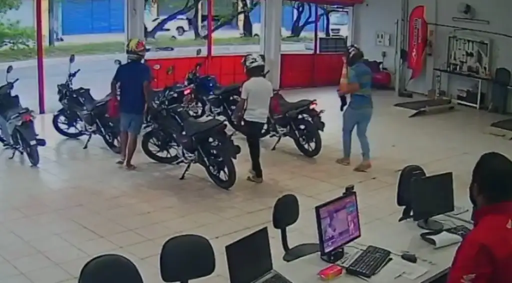 Assalto a concessionária em são luís: Trio de criminosos assalta concessionária de motos em São Luís
