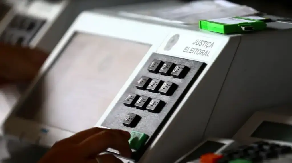 Candidatos ao governo do piauí em 2026: Eleitor vota em urna eletrônica para eleições Piauí 2026.