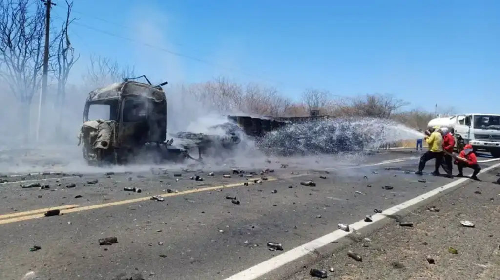 Caminhão pega fogo na br-316 em alegrete do piauí: Incêndio caminhão cilindros hospitalares BR-316 Alegrete Piauí