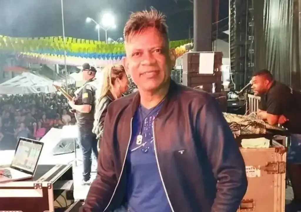 Rogério valença morre de infarto: Cantor Rogério Valença ex-Calcinha Preta em show