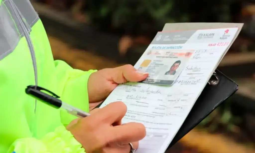 Multas de trânsito online em teresina: Agente de trânsito registrando multa, serviço digitalizado