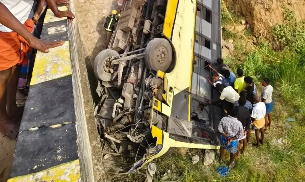 Ônibus cai em rio na índia: Ônibus despenca em rio na Índia após acidente