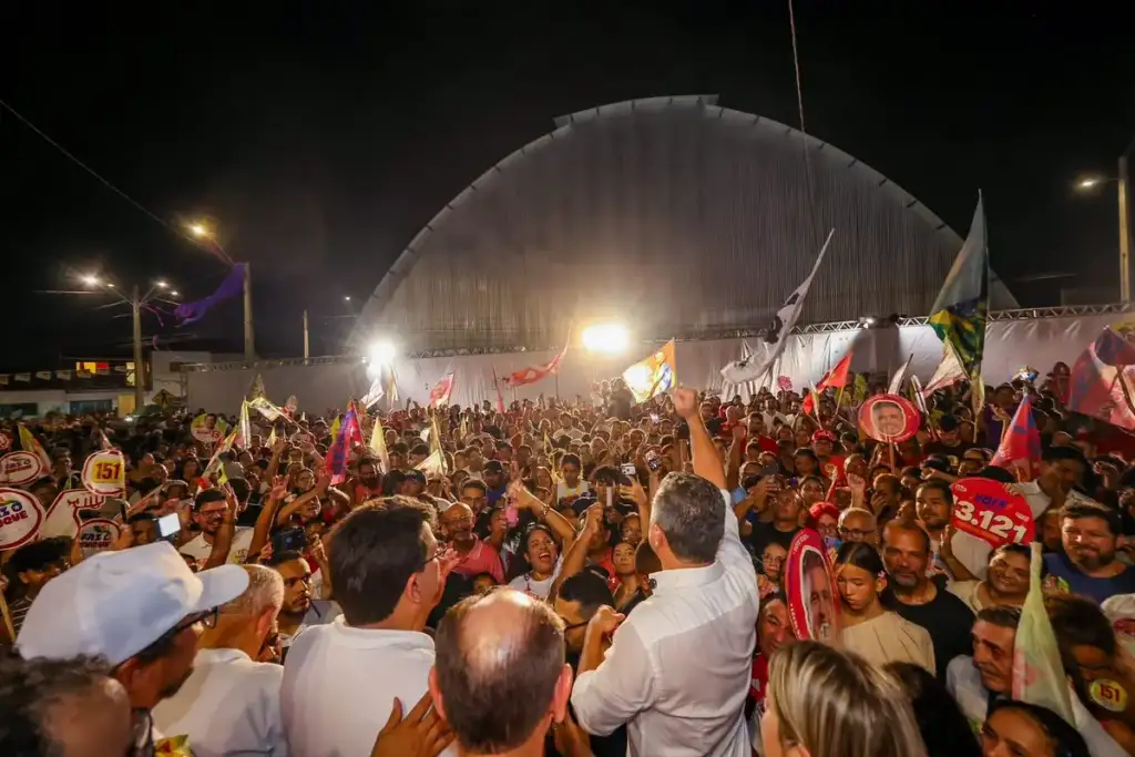 Dr. vinicius ato de campanha teresina: Dr. Vinicius em ato de campanha com apoiadores em Teresina