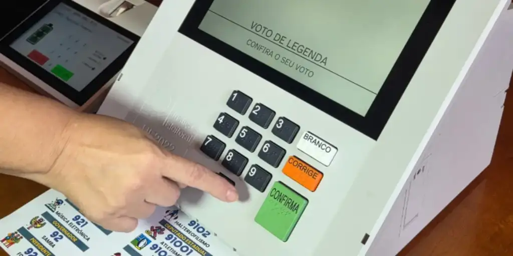 Denúncias eleitorais no piauí dobram: Eleitor vota em urna eletrônica para eleições 2026