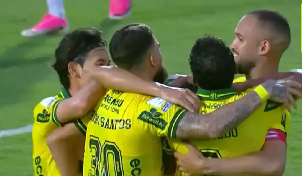 Mirassol vence botafogo no brasileirão: Jogadores do Mirassol celebram vitória contra Botafogo no Brasileirão.