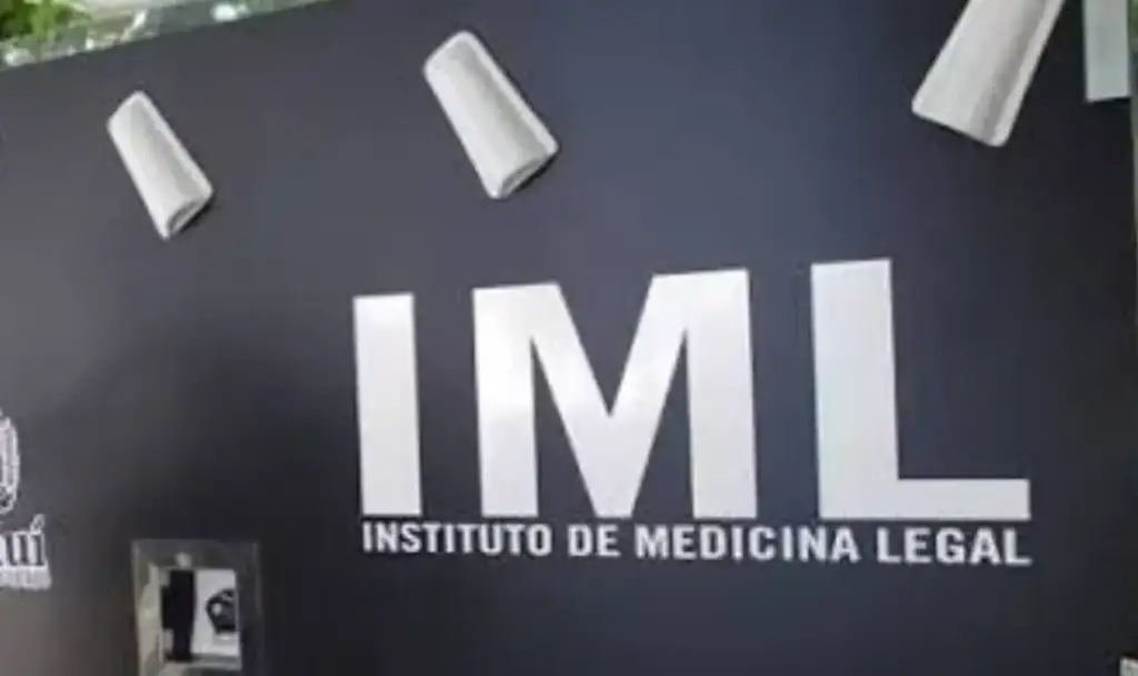 Placa com o letreiro "IML - Instituto de Medicina Legal" em fachada de prédio