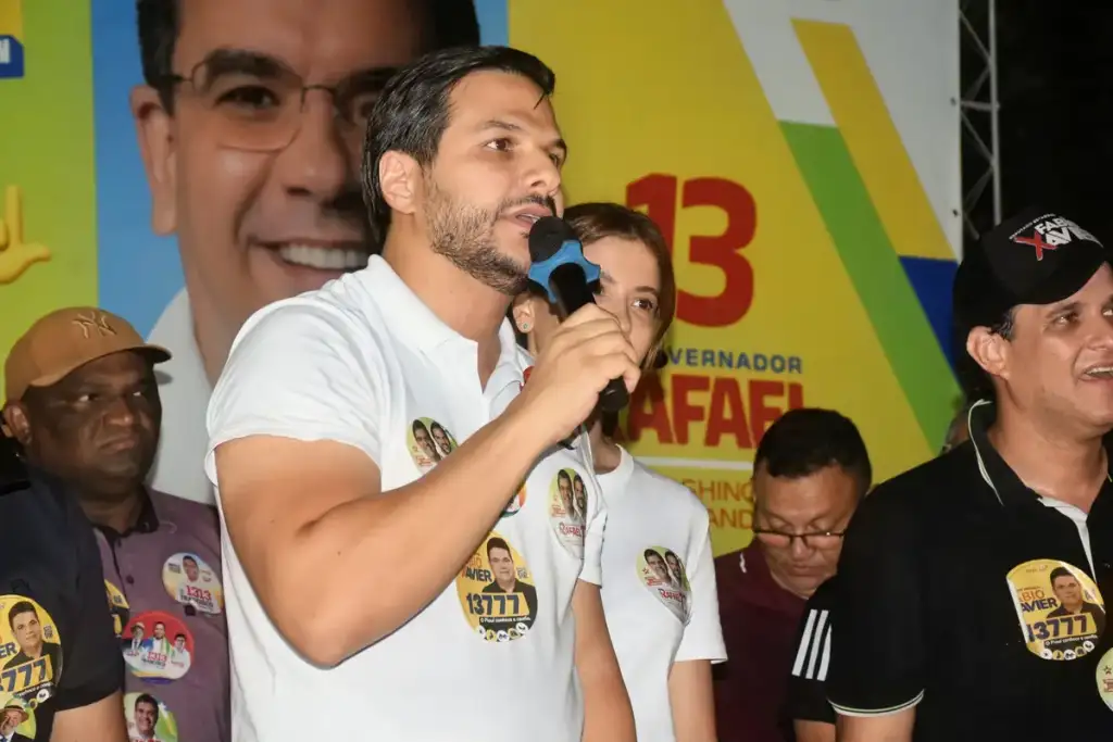 Líder discursa em caminhada política em Amarante, Piauí