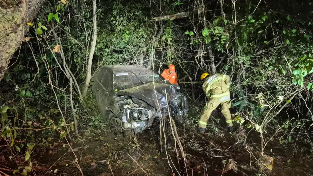 Mulher presa nas ferragens na br-343 em brasileira: Bombeiros resgatam mulher de carro acidentado BR-343