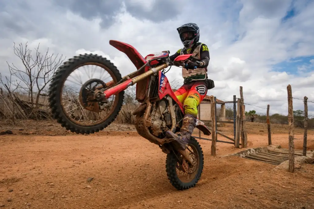 Enduro da amizade piauí: Piloto do Enduro da Amizade em percurso no Piauí