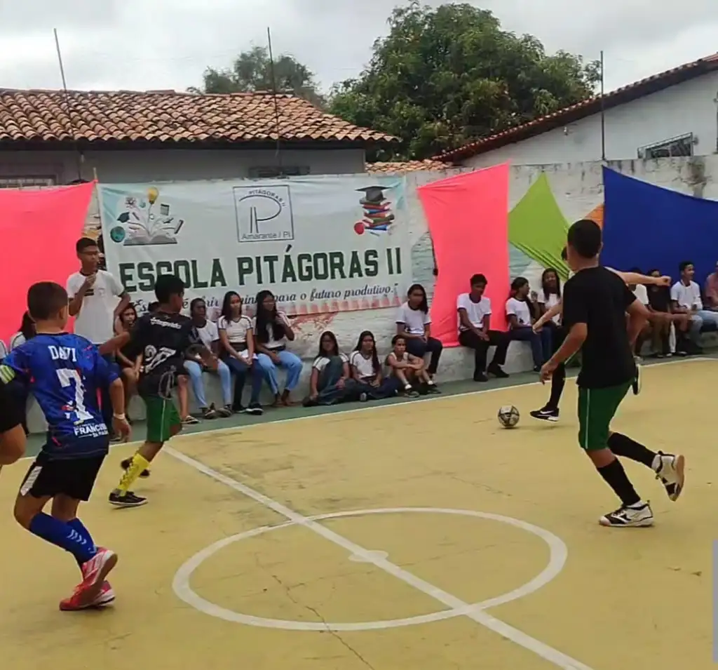 Estudantes jogam futsal nos Jogos Interclasses Pitágoras