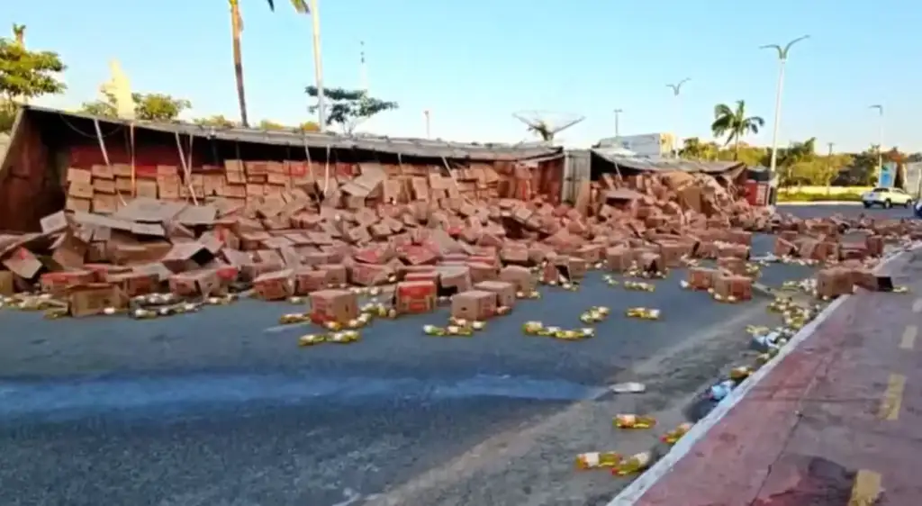Carreta tomba na br-135 em são luís: Carreta tombada BR-135 São Luís, carga óleo soja