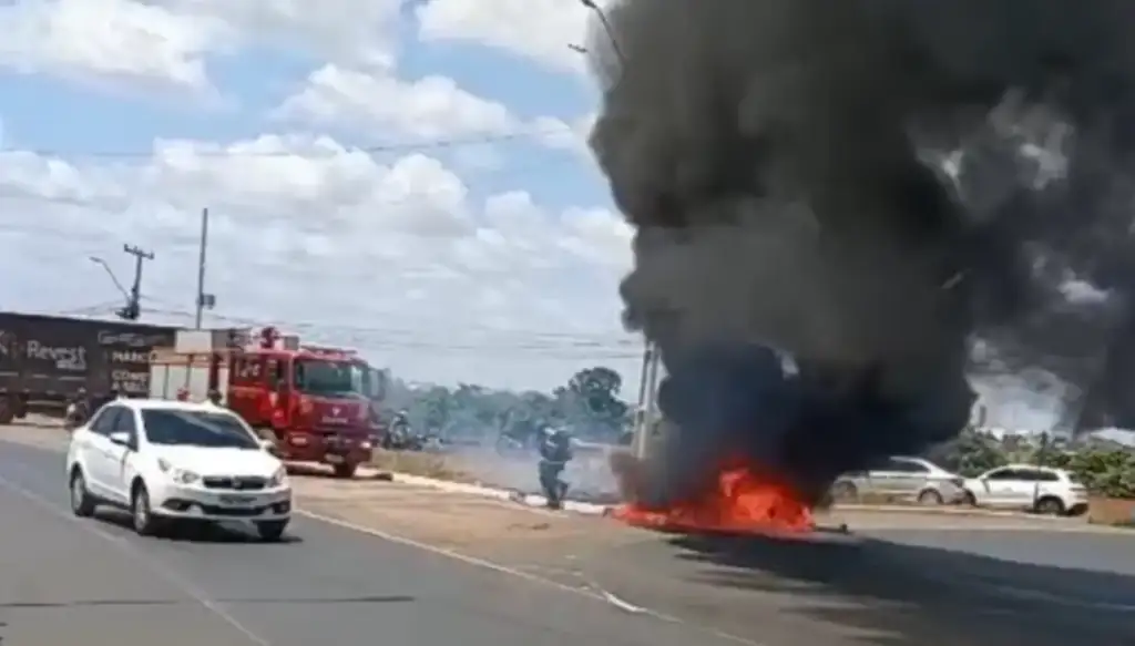 Carro pega fogo em timon: Carro recém-comprado pega fogo e é destruído em Timon