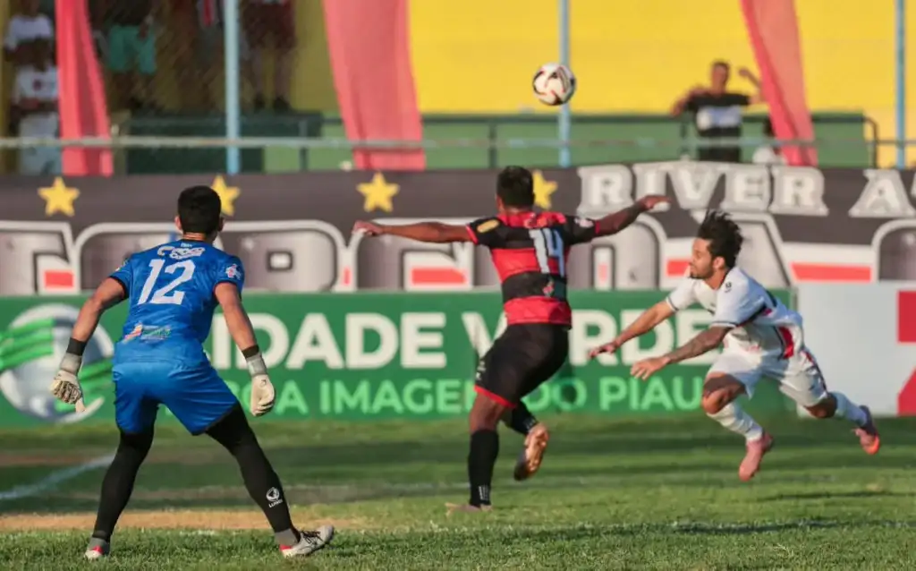 Rivengo termina em 2 a 2 em teresina: Jogadores de River-PI e Flamengo-PI em ação no Rivengo
