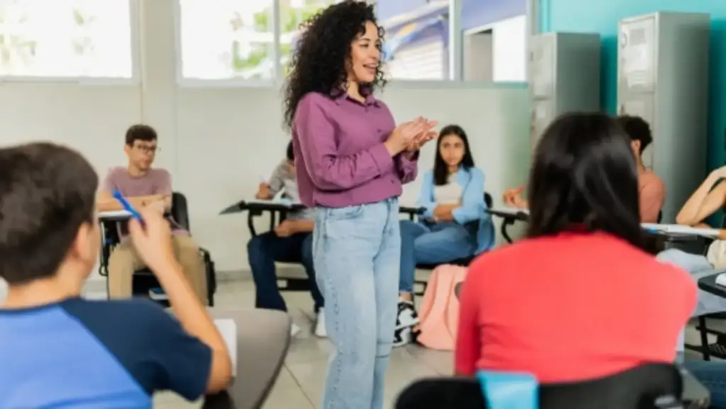 Apagão de professores no ensino médio: Professora jovem em sala de aula, contexto de apagão docente