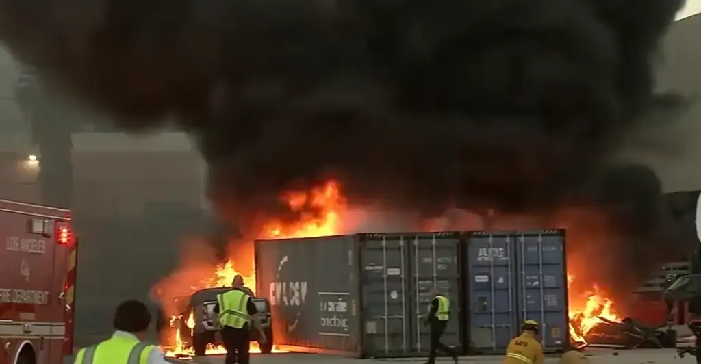 Helicóptero de notícias cai em los angeles: Incêndio após queda de helicóptero em Los Angeles