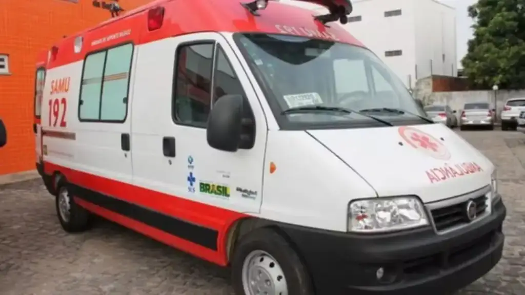 Tio atira em sobrinho josé de freitas: Ambulância do SAMU em atendimento a feridos em José de Freitas