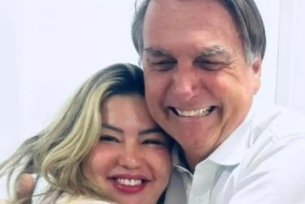 Jair bolsonaro sorridente de camisa branca abraça Samantha Cavalca sorridente em foto próxima e descontraída
