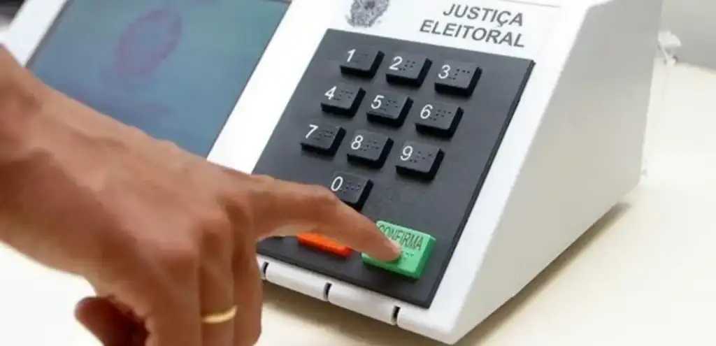 Imunidade eleitoral 2026: Eleitor votando em urna eletrônica nas eleições 2026