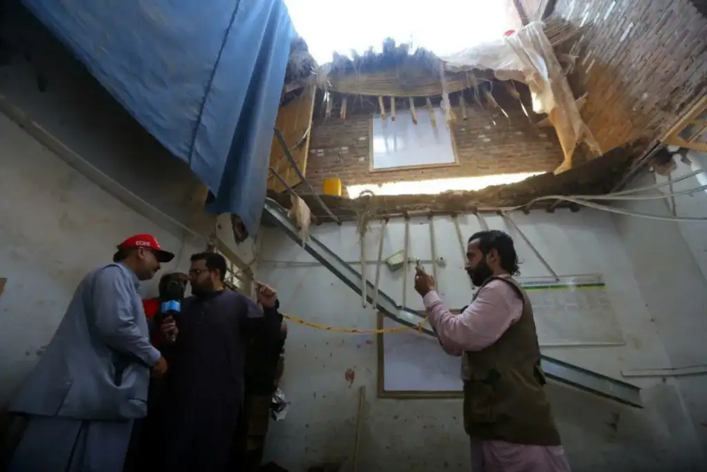 Desabamento de escola no paquistão: Jornalistas cobrem desabamento de teto em escola de Peshawar