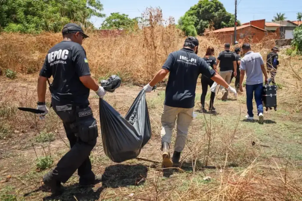 Equipes forenses removem corpo de menino esquartejado em Teresina
