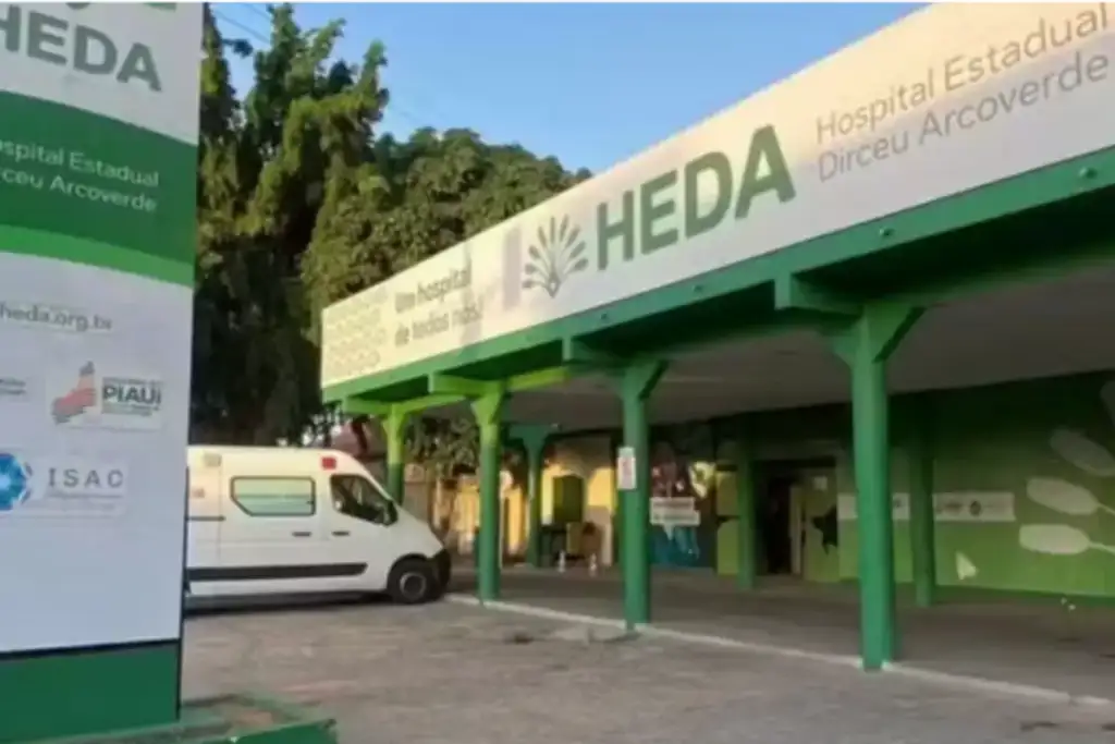 Fachada do Hospital Estadual Dirceu Arcoverde (HEDA), no Piauí, com uma ambulância estacionada na entrada