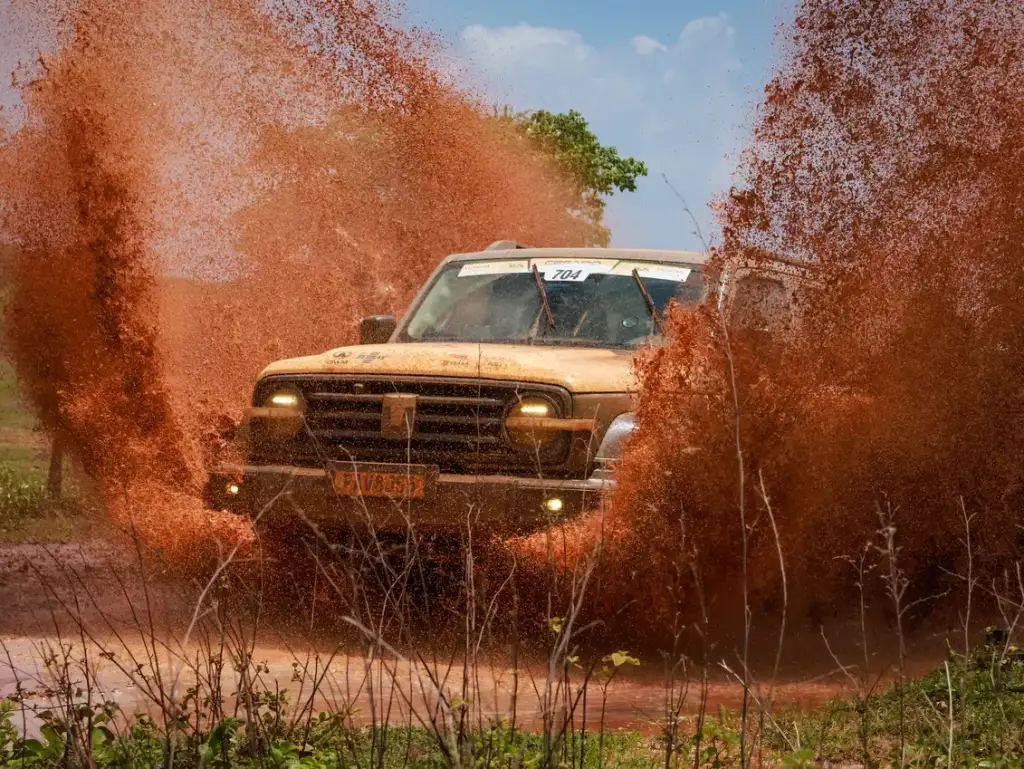 Rally piocerá 2027 largada teresina: Rally Piocerá 2027: veículo off-road em trecho de lama