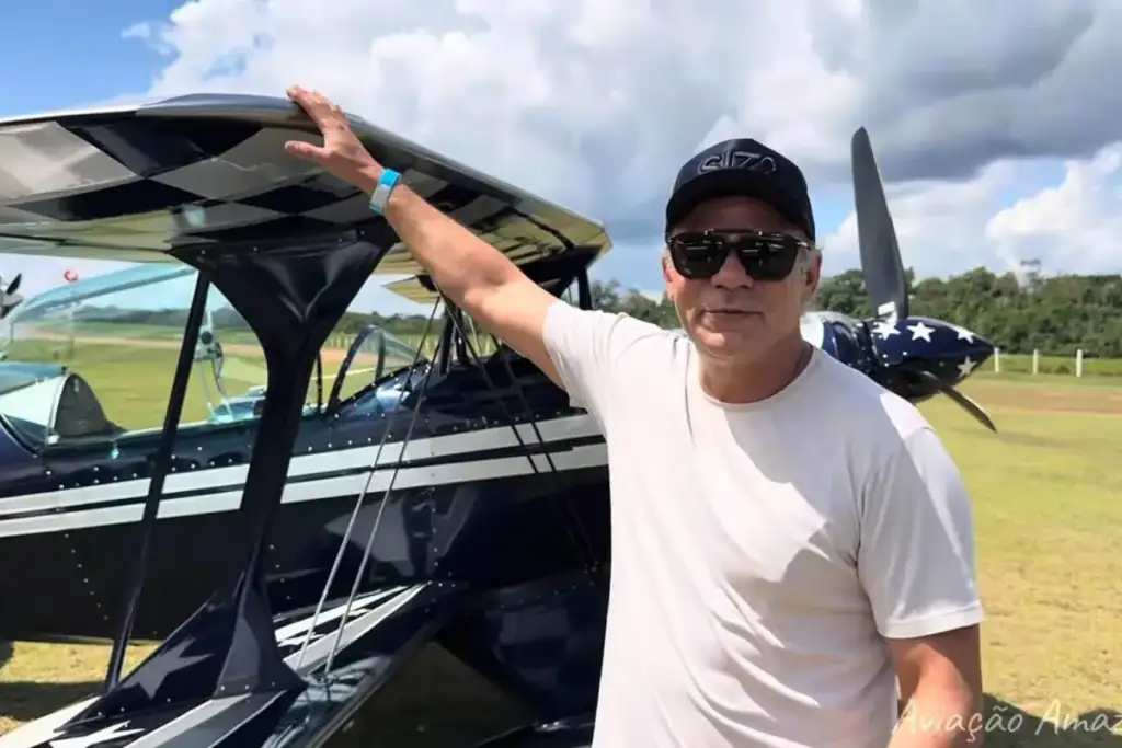 Avião cai em orlândia-sp: Empresário Victor Simões da Silva ao lado de avião