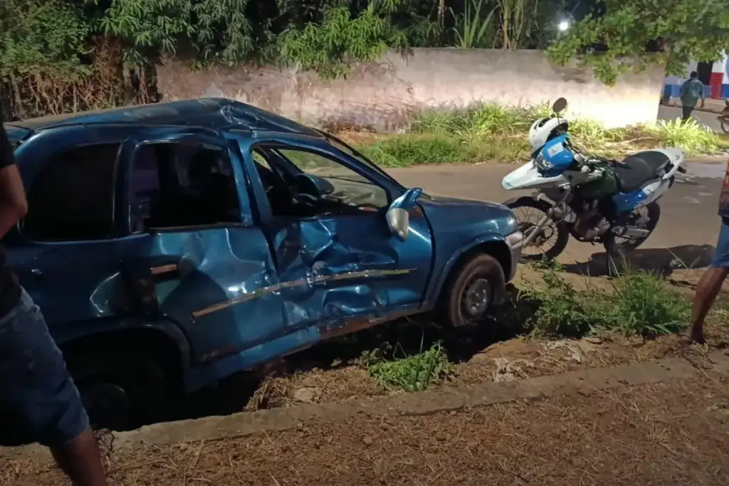 Soldado pm morre em floriano após perseguição: Carro e moto acidentados após perseguição policial no Piauí