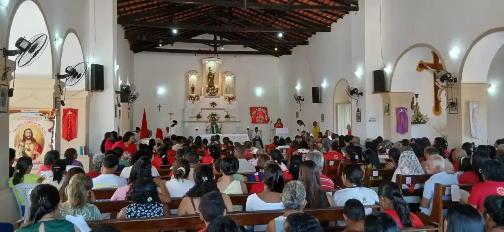 Fieis participam da Missa do Divino em São Francisco do Maranhão