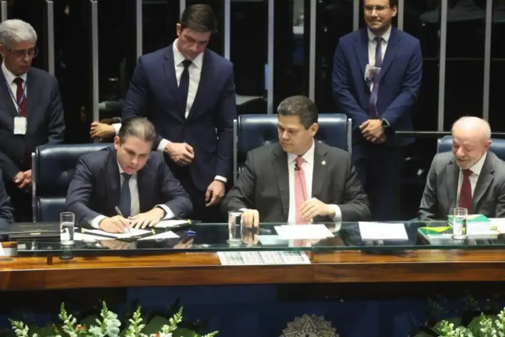 Aposentadoria especial agentes de saúde: Autoridades assinam promulgação de aposentadoria especial no Congresso