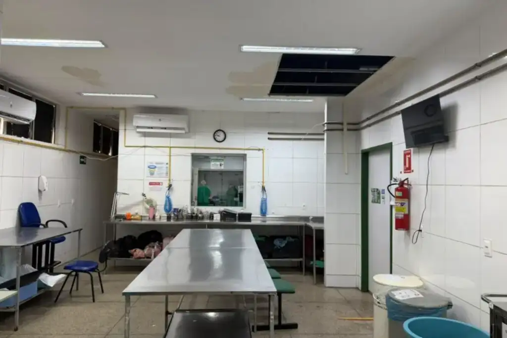 Teto cede no hut teresina: Teto desabado no HUT após infiltração em Teresina