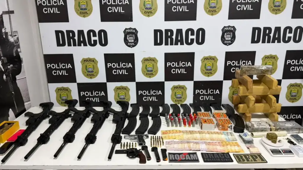 Arsenal apreendido em teresina: Arsenal de armas e drogas apreendido pela PM em Teresina