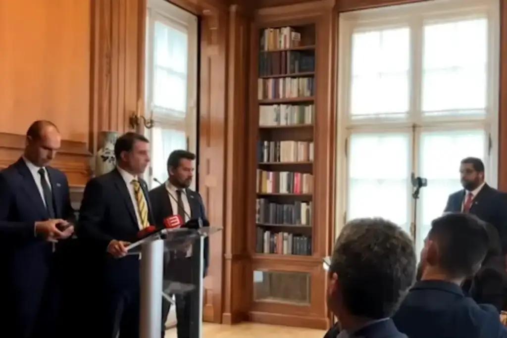 Flávio bolsonaro pede trump classificar pcc terrorista: Flávio Bolsonaro em coletiva sobre pedido a Trump