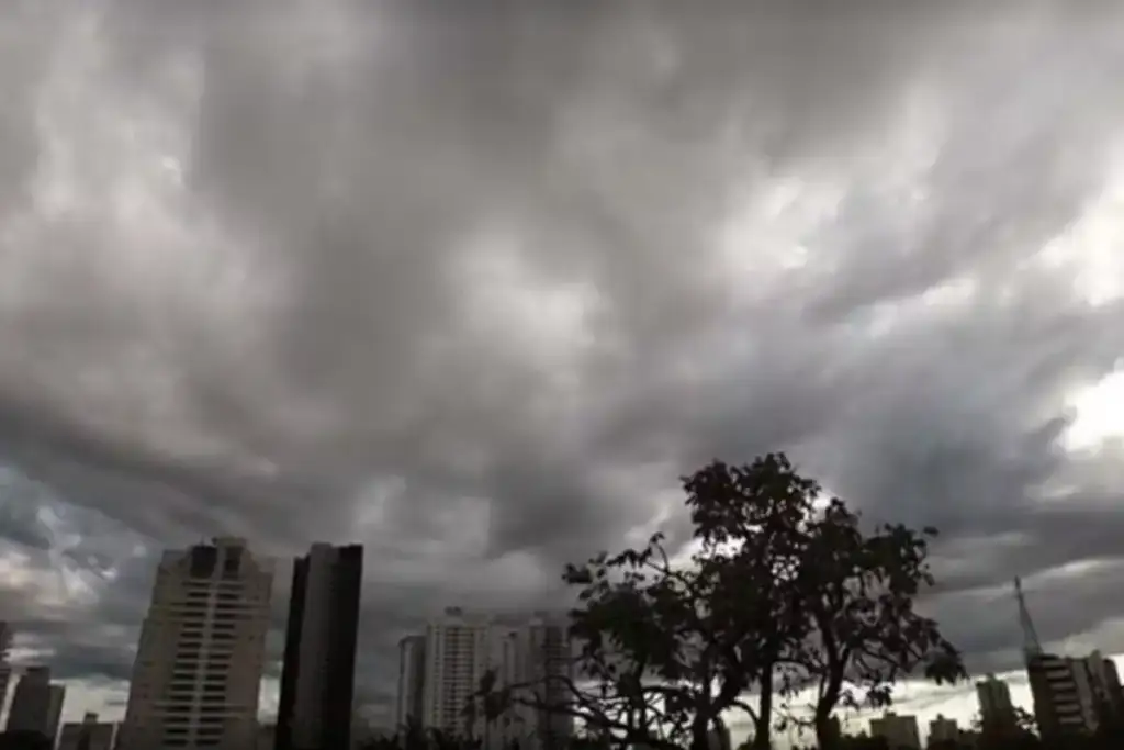 Alerta de tempestade em goiás: Céu escuro sobre Goiânia indica tempestade em Goiás