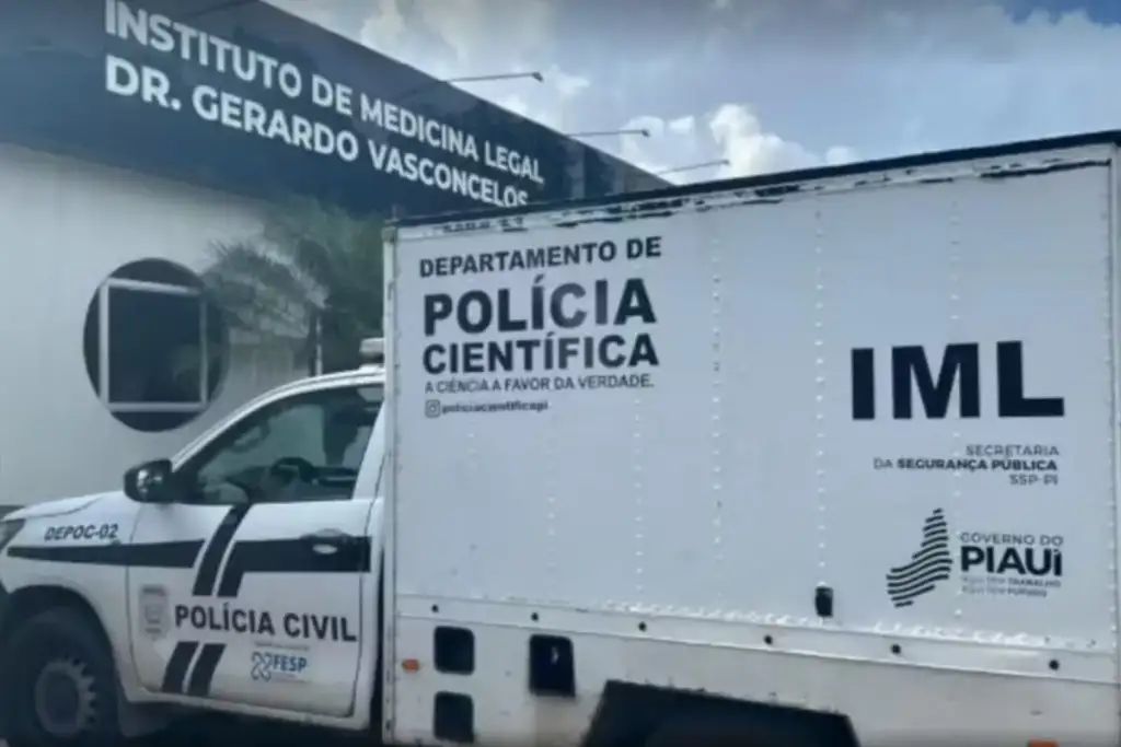Filho mata pai são joão da varjota: Veículo do IML após homicídio de pai por filho