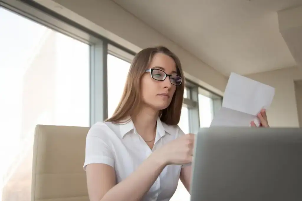 Jovem empresária lendo carta no local de trabalho