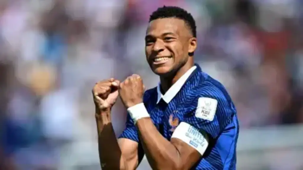 Mbappé lesão no joelho: Mbappé celebra gol da vitória antes de lesão