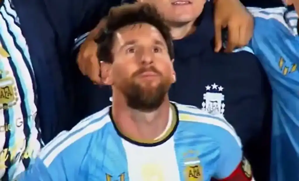 Propaganda vaiada na despedida de messi: Messi desconfortável com vaias à propaganda na despedida