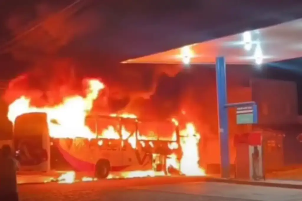 Ônibus pega fogo em porto: Ônibus da Viação Sete pega fogo em Porto
