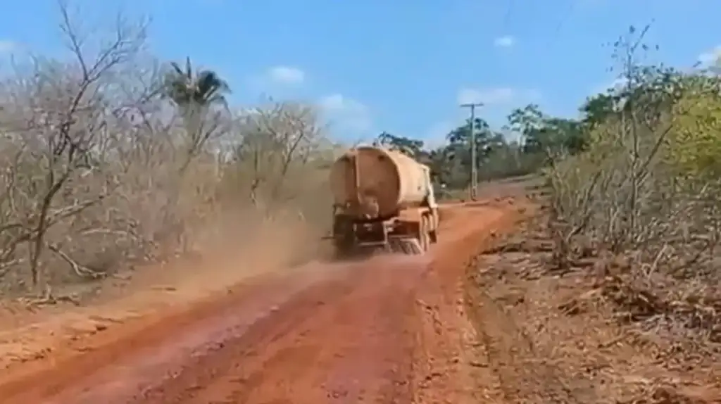 Estrada vicinal recuperada em são francisco do maranhão: Caminhão recupera estrada vicinal em São Francisco do Maranhão